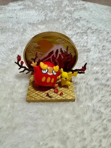 피카츄와 빨간색 캐릭터 피규어