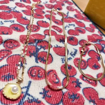 펄 장식 쉘형 목걸이와 같은 디자인의 목걸이 + 팔찌 세트.