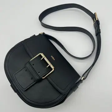 컨디션 최상/ 훌라 숄더백 해시태그 가죽 버클 블랙