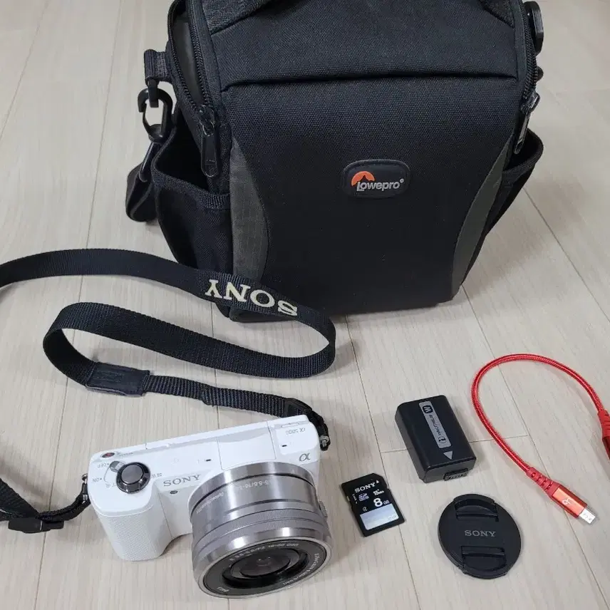 깨끗한 소니 미러리스 카메라 A5000 과 16-50 렌즈 세트