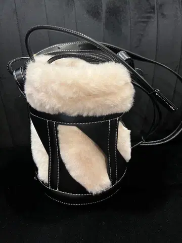 ZARA 퍼 블랙 숄더백