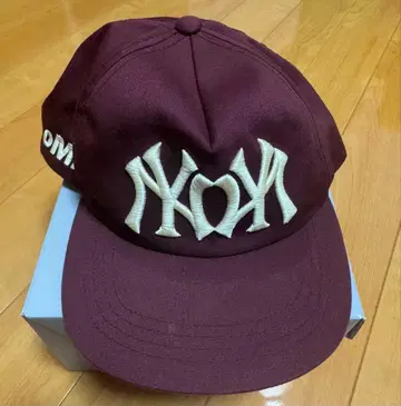 oMA 버건디 자수 로고 캡