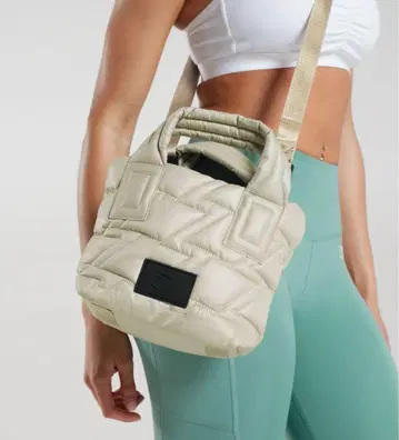 미사용 새상품 짐 샤크 GYMSHARK 퀼팅 숄더백 베이지