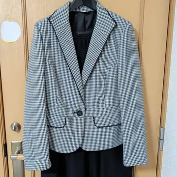 체크 무늬 블레이저와 블랙 원피스 세트