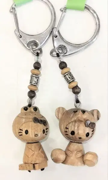 헬로키티 키티 나무 조각 키링 2개 세트 미사용 새상품 택 포함