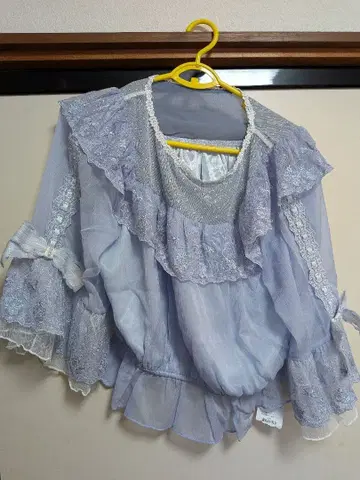 axes 연보라 프릴 장식 벌룬 소매 상의