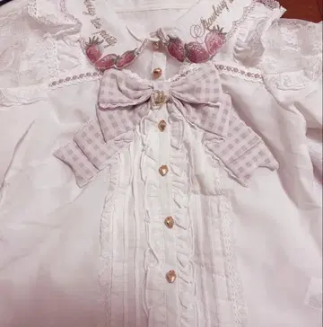 LIZLISA 스트로베리 자수 블라우스