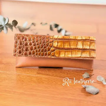 이탈리아 가죽 엠보 카멜과 슈링크 오일 가죽을 사용한 가죽 펜 케이스