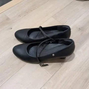 블랙 스트랩 펌프스 39