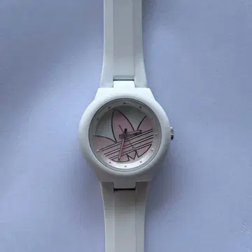 adidas 화이트 스트라이프 디자인 시계