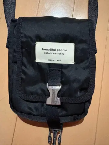 뷰티풀 피플 STUDIOUS 별주 나일론 숄더백