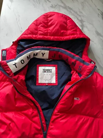 TOMMY JEANS 후드 부착 레드 다운 자켓