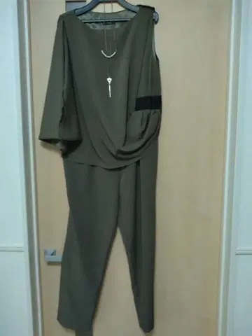 올리브 그린 셋업 드레이프 디자인