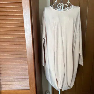 베이지 드레이프 디자인 니트 원피스