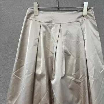 엠프리미어 플레어 스커트(M) 라이트 베이지 광택 고급 깔끔 무릎 기장
