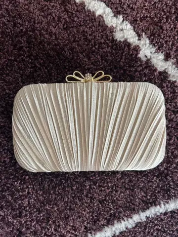 크림색 플리츠 파티 백 오케이션