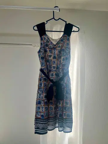 axes 슬리브리스 무릎 기장 원피스