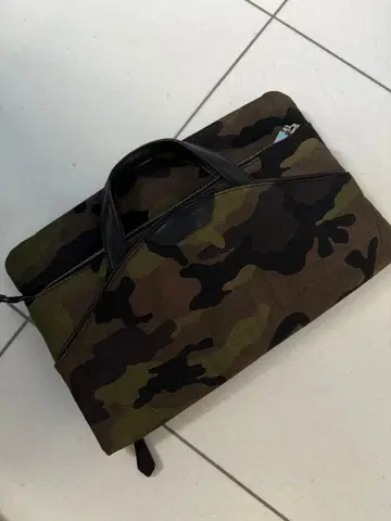 새상품급 PELLE MORBIDA 카모플라쥬 클러치백