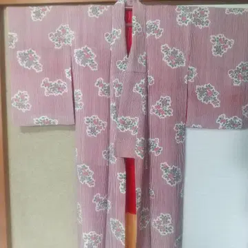 앤티크 순수 실크 빨간색 세로 줄무늬에 모란 패턴