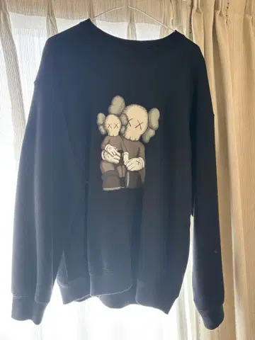 유니클로 카우스 맨투맨