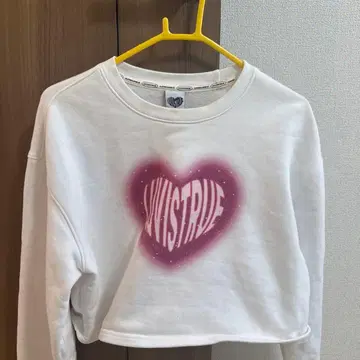 LUVISTRUE 하트 프린트 크롭 맨투맨