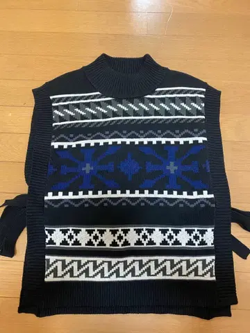 ZUCCA 기하학 패턴 터틀넥 니트 베스트