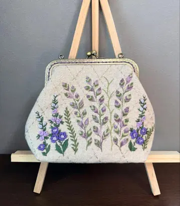 [ 손자수 ] 색채가 풍부한 풀꽃 가마구치 파우치