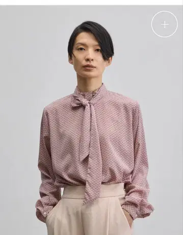 soeju 소쥬 체인 패턴 보타이 블라우스 핑크