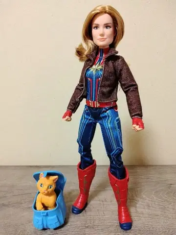 캡틴 마블 인형