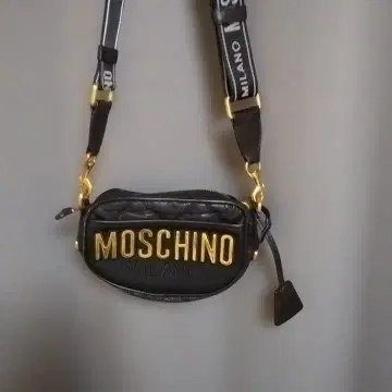 MOSCHINO 블랙 바디백 골드 로고