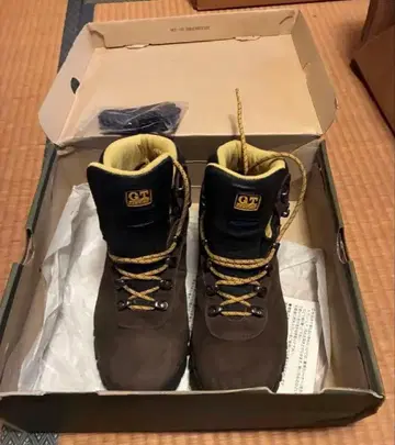 등산화 트레킹 슈즈 브라운과 블랙