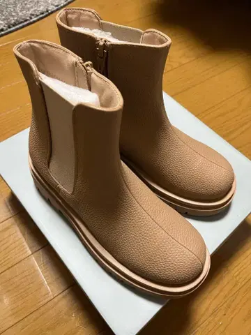 [ 새상품 ] yumi VIVIAN 통굽 슈링크 사이드 고어 숏부츠