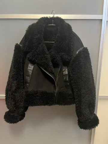 당일 발송 MURUA 보아 슬리브 페이크 무스탕 블랙