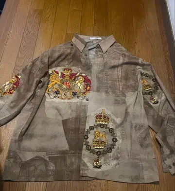 COSSO 자수 디자인 왕관 베이지 긴팔 셔츠 빈티지풍 남성용