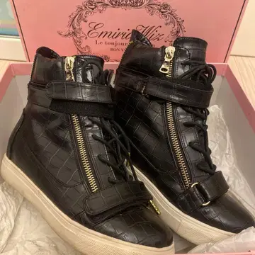 에밀리아 위즈 악어 무늬 스니커즈