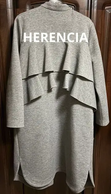 HERENCIA 백산 백 프릴 에어 쿠션 노카라 코트