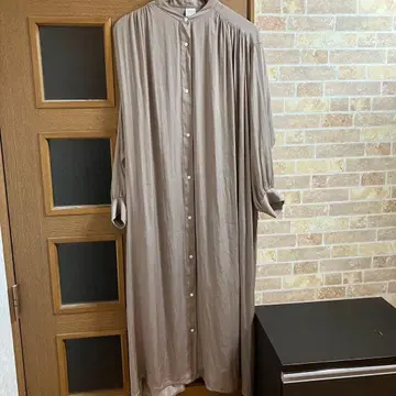 어반 리서치 도어스 드레이프감 새틴 개더 원피스