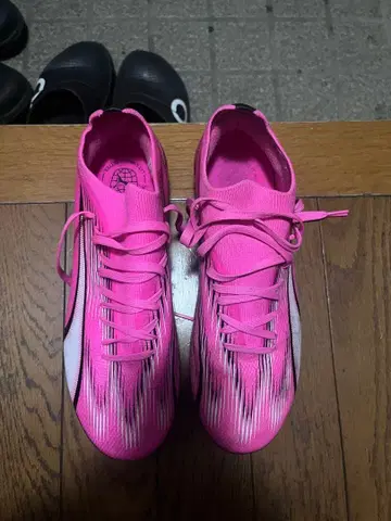 PUMA 핑크 축구화 스파이크