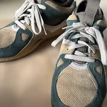 Clarks 스웨이드 캐주얼 스니커즈