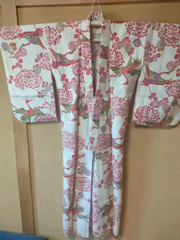 흰색 바탕에 대담한 학과 국화 꽃무늬의 염색 코몬 기모노