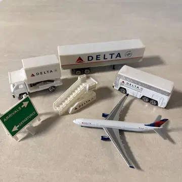 델타항공 비행기 & 공항에서 일하는 자동차 세트 Delta