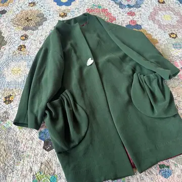 동글동글한 포켓이 포인트, 숲의 공기를 담은 듯한 디자인 코트