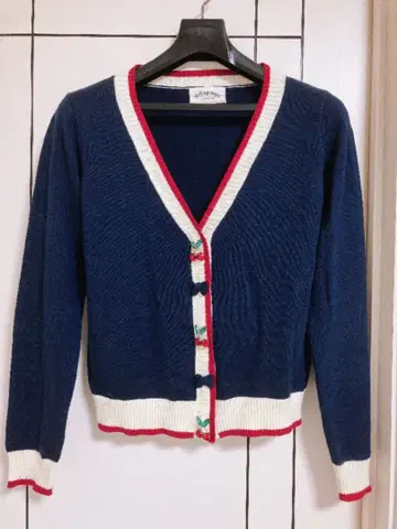 체리 버튼의 트리코 컬러 가디건