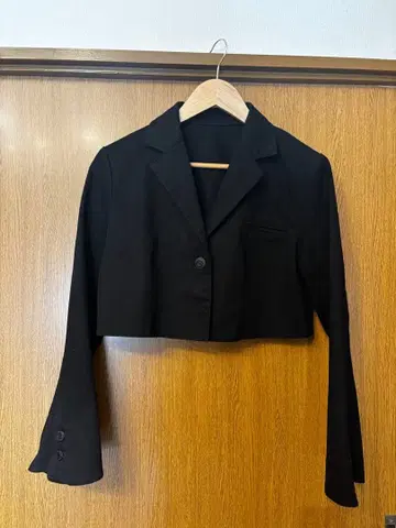 컨디션 최상! [ LVEU. ] 블랙 데님 크롭 테일러드 자켓