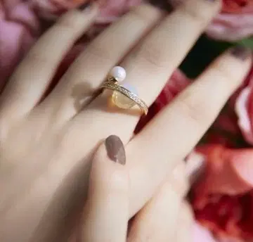 Her lip to moonlight ring