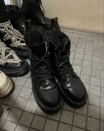 닥터 마틴 블랙 레이스업 부츠