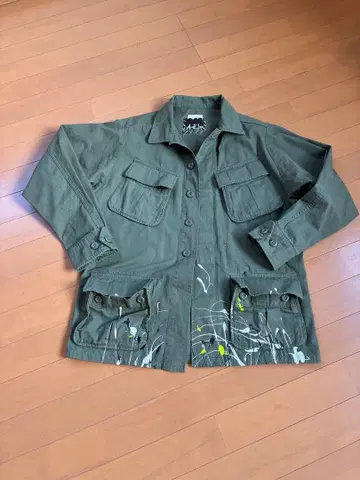 올리브색 밀리터리 자켓 페인트 패턴