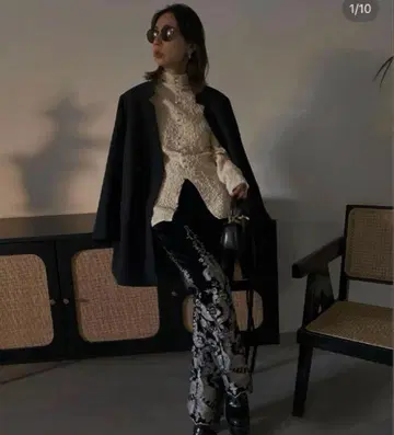 새상품급 UND FLOWER EMBROIDERY VELOUR PANTS