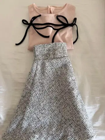 리본 포함 컷 아웃 상의와 트위드 스커트 세트 INGNI