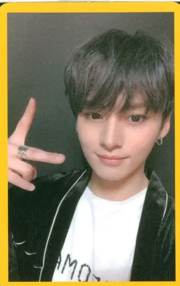 StrayKids LeeKnow YELLOW WOOD 노랑 테두리